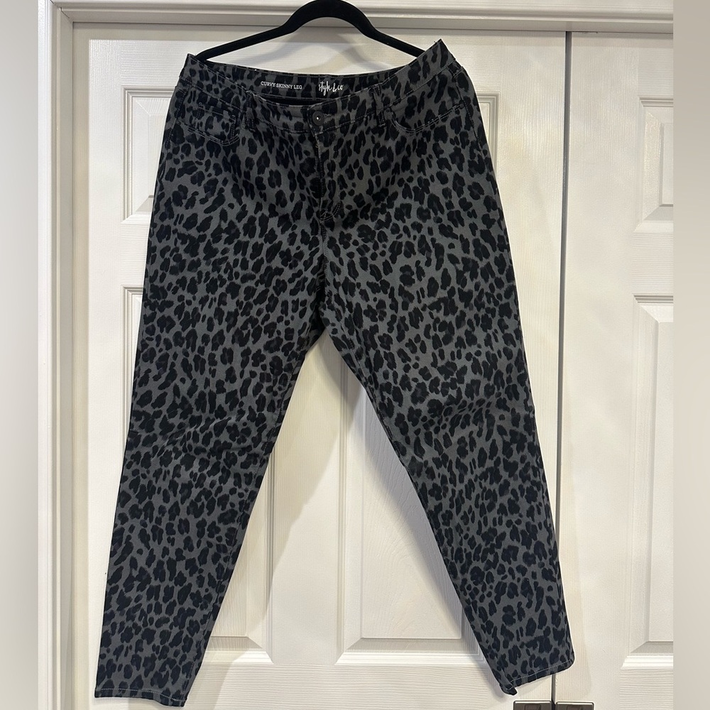 Style & Co Jeans Womens Size 14 Curvy Skinny Leg Grey Leopard Print